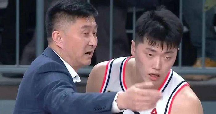 必赢体育官方入口-如此主力前锋？21分钟仅4分1板+罚球7中2，球迷：你是职业球员？